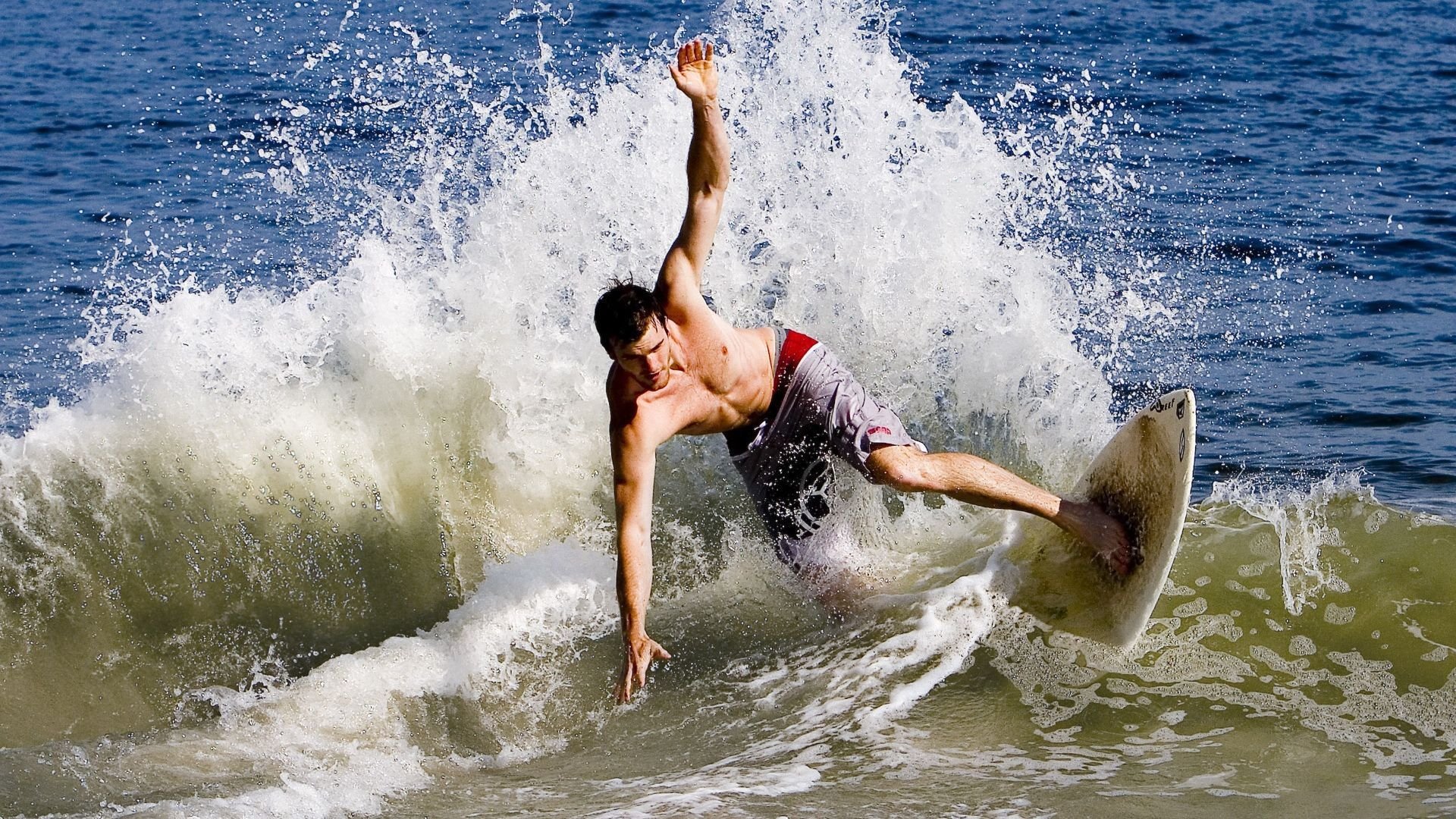 媒体合作：赛事方与直播平台联合推出深度幕后报道，赛事媒介是做什么的