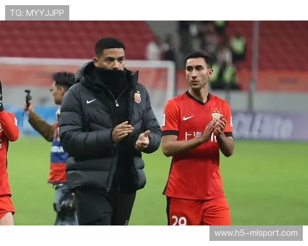 成都蓉城亚历斯祖长传转移到位，边路插上形成传中