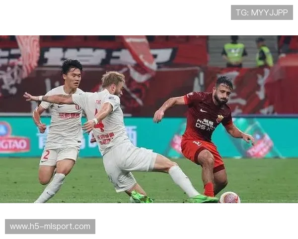 颜骏凌连续扑出巴尔加斯禁区内抽射，展现顶级门线反应